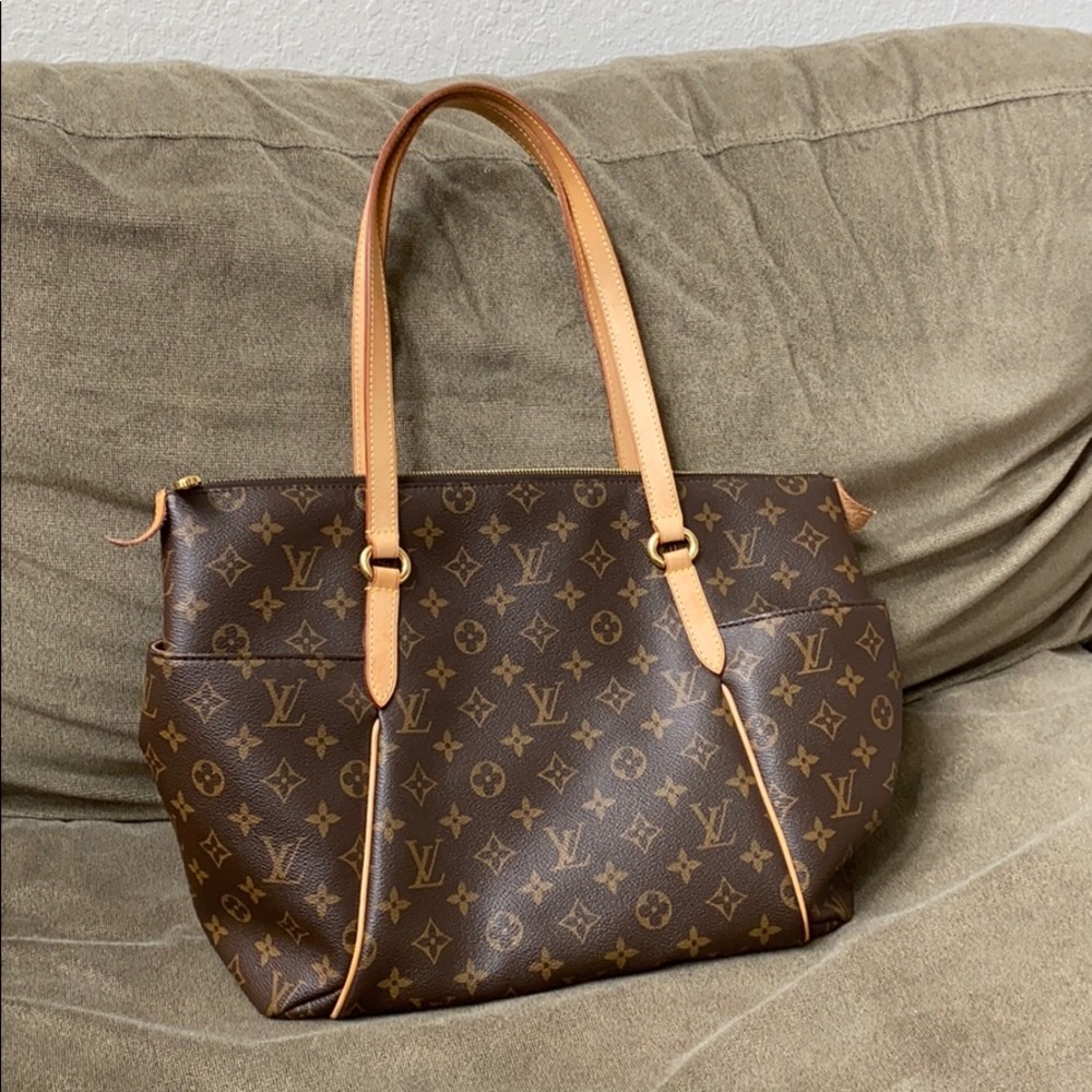 Barely used Louis Vuitton totally mm bag